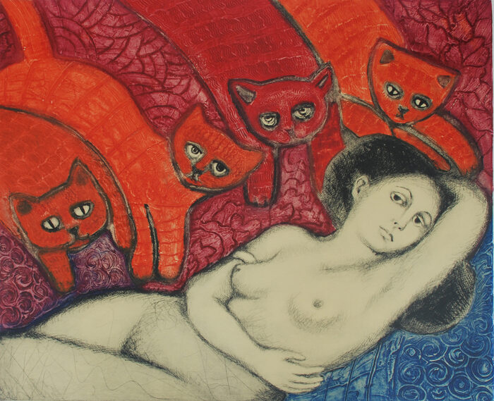 Modelo siendo atacada por 4 gatos rojos — Leticia Tarragó